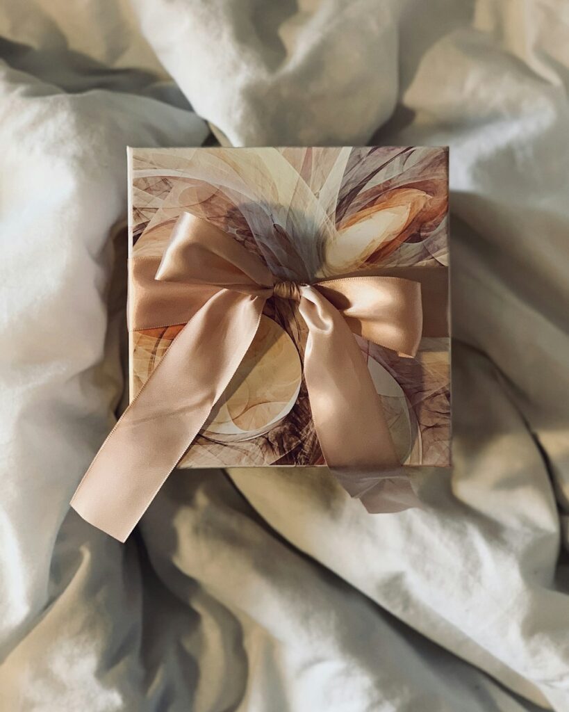 Coffret cadeau avec ruban champagne