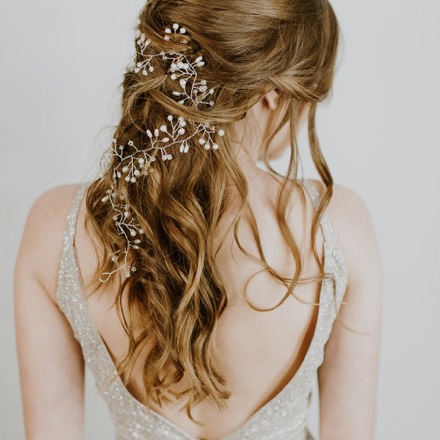 Cheveux ondulés ornés d'un bijou de cheveux en perles, vus de dos