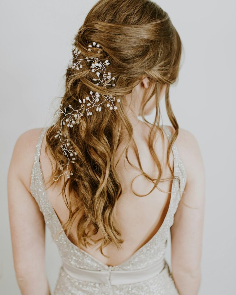 Coiffure de mariée avec accessoire fleuri dans le dos