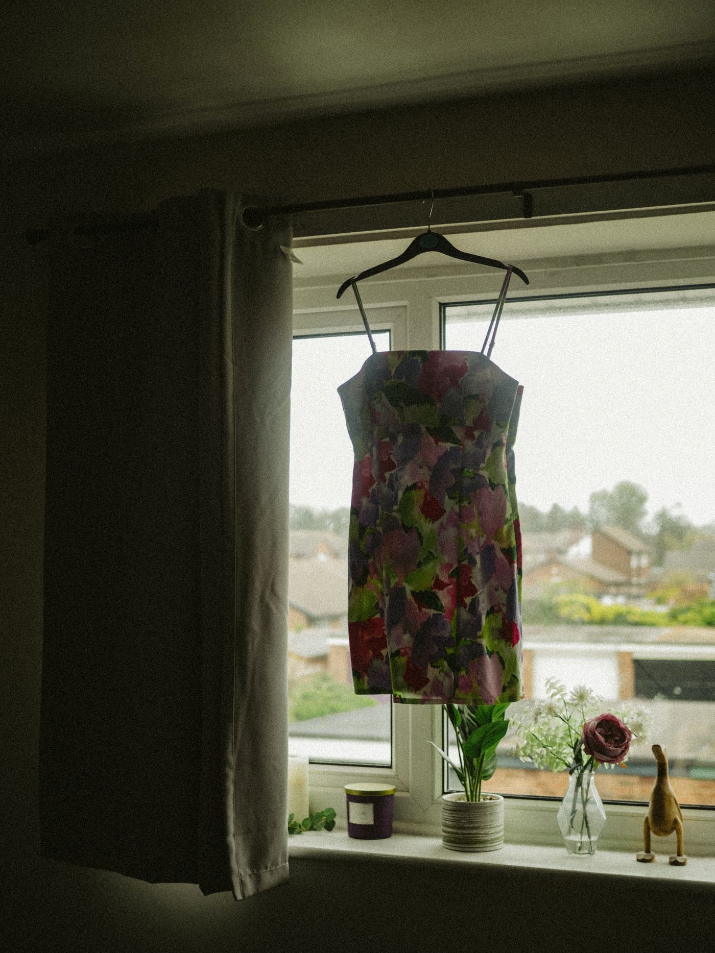 Robe fleurie légère suspendue sur un cintre