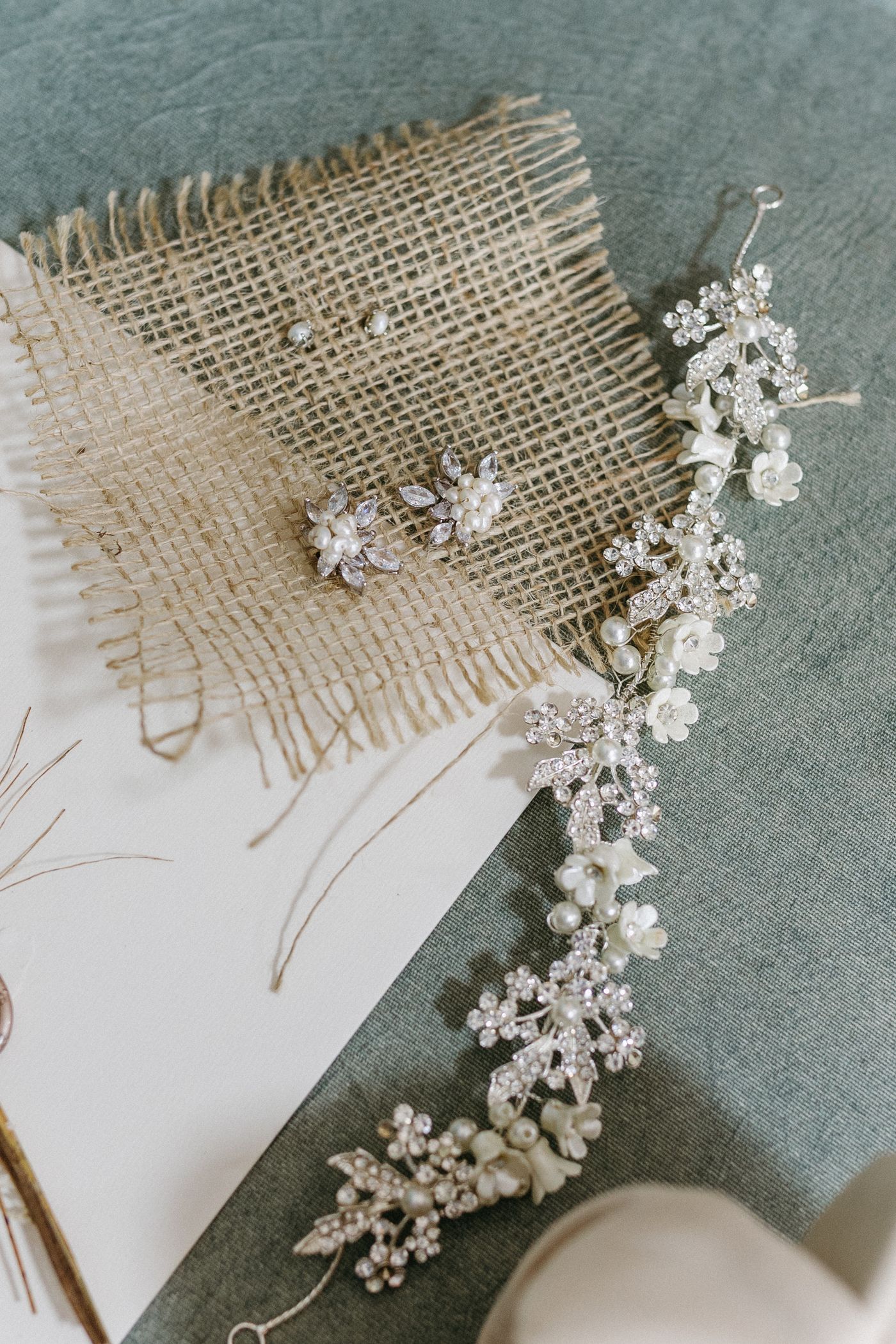 Boucles d'oreilles et bijou de cheveux de mariée