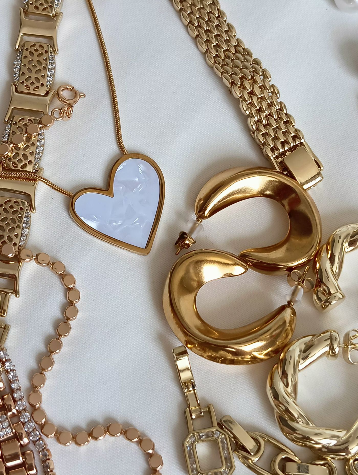 Bijoux dorés et pendentif en forme de cœur