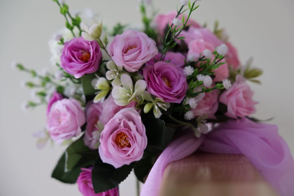 Bouquet de mariée de roses roses et de gypsophile blanche