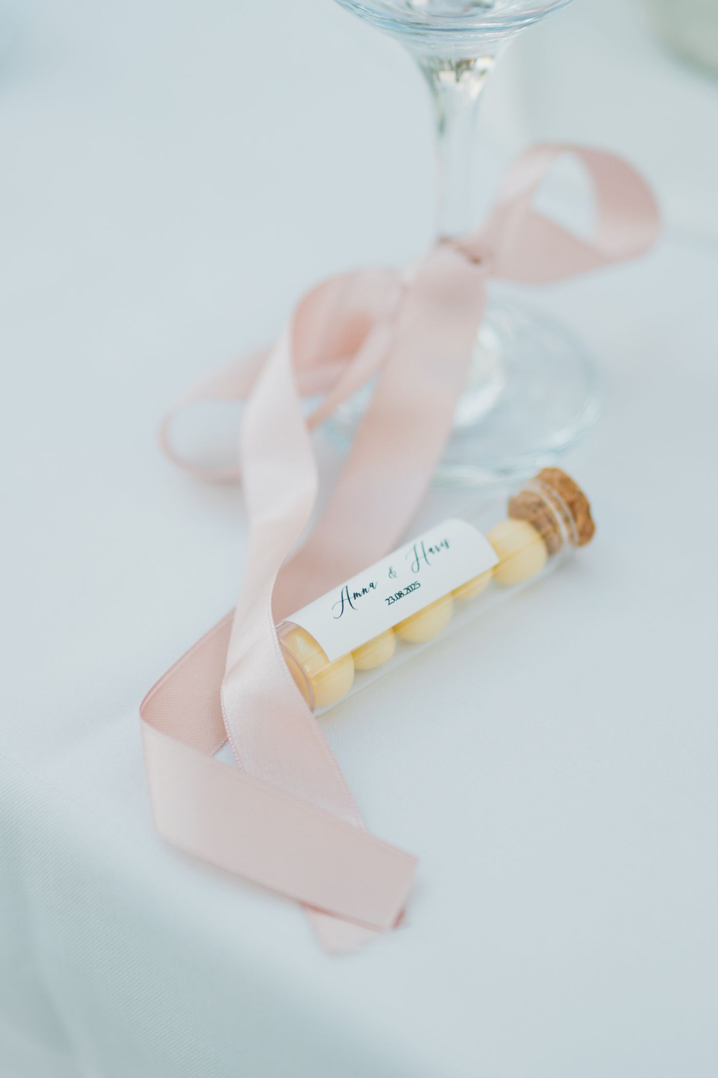 Tube de dragées de mariage fermé par un ruban rose